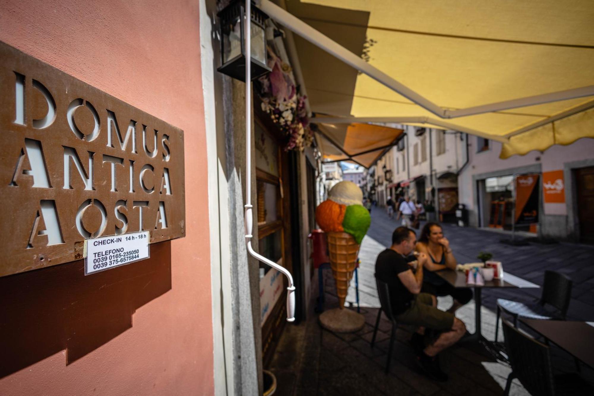 Domus Antica Aosta Hotel Bagian luar foto