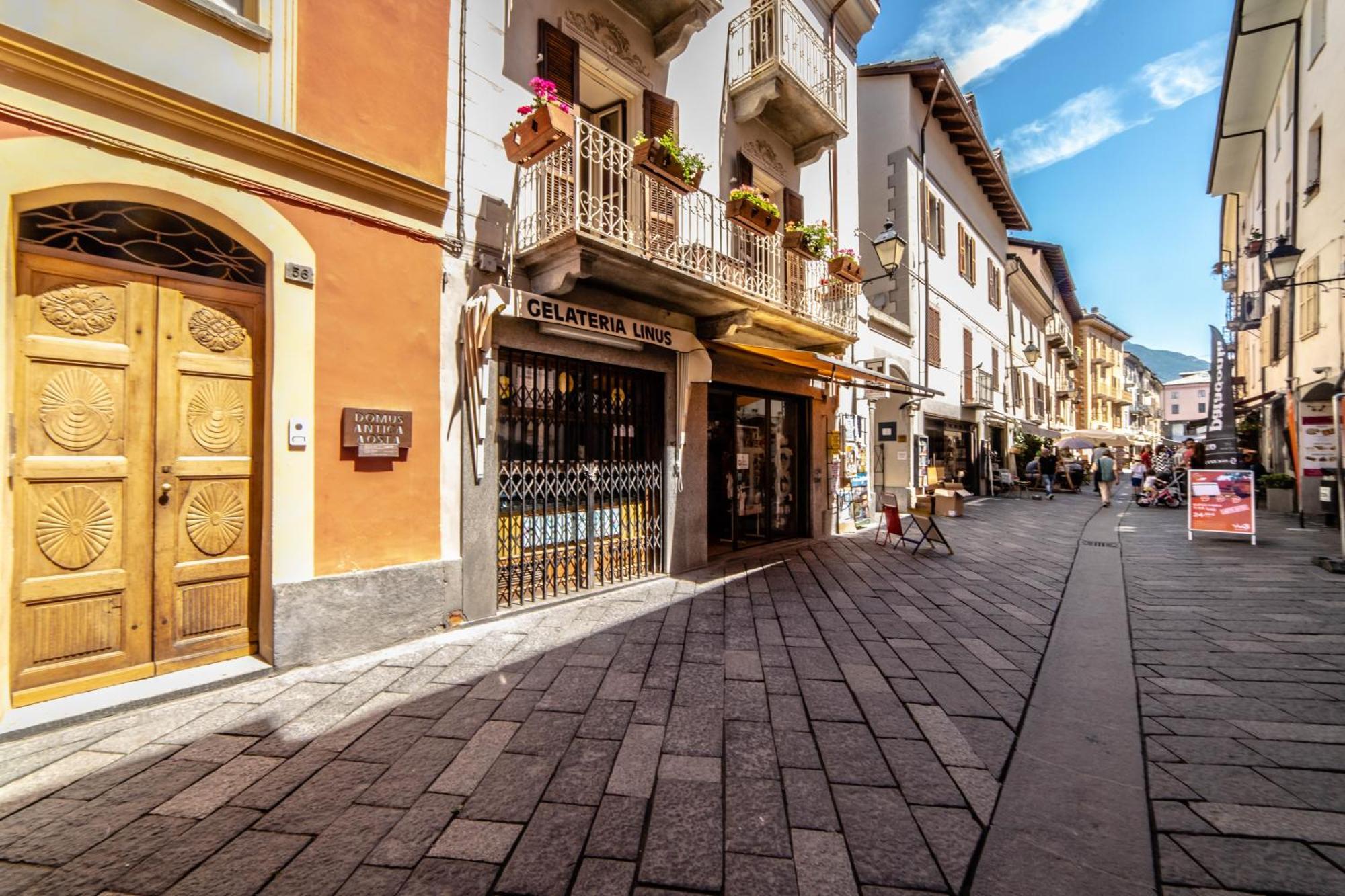 Domus Antica Aosta Hotel Bagian luar foto